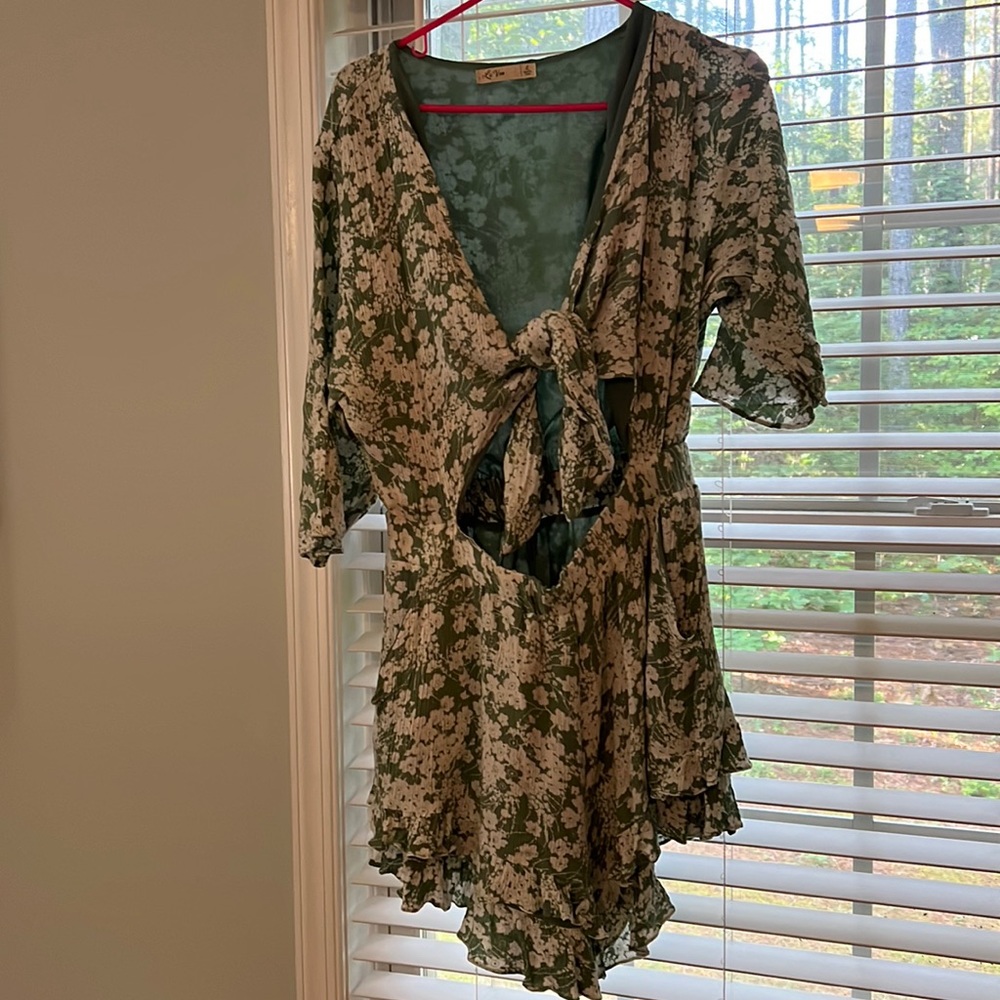VICI La Ven size large sage green abs white floral ruffle romper with tie front